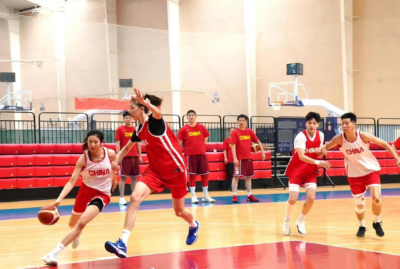 球员体能训练全方位，准备迎接难关